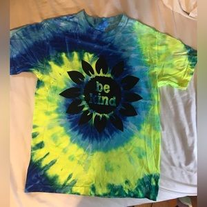 🔴LAST CHANCE 🔴 Sz S : Sunshine sisters sunflower be kind shirt 💙 💚 💛 🌻